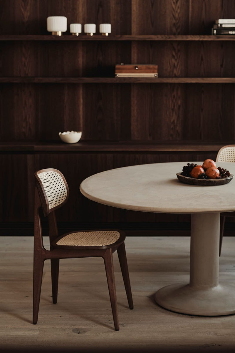 Ovale Mortex eettafel in een warm interieur