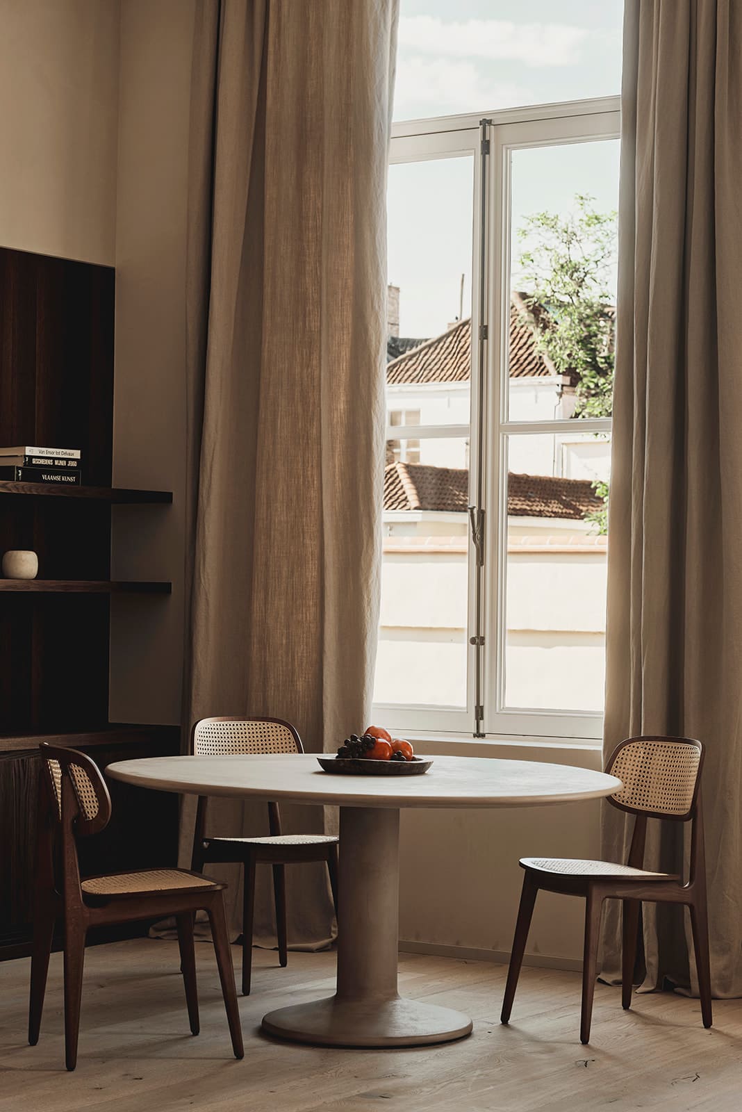 Een grijs getinte mortex tafel met houten stoelen