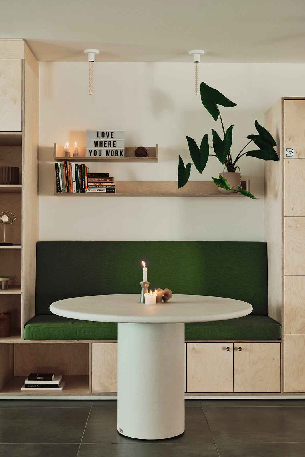 Circulaire mortex tafel in werkomgeving