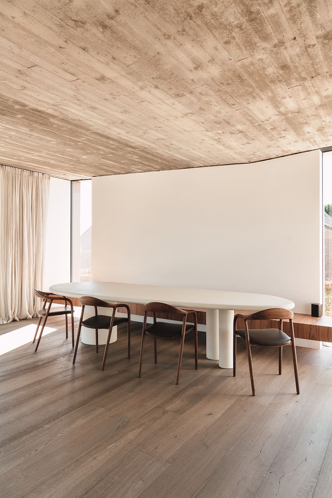 Handgemaakte Mortex eettafel van Wild in een lichte living