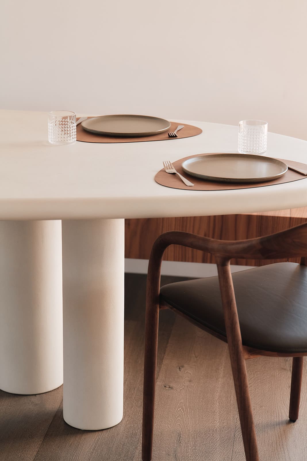 Close up van een mortex tafel die is klaargemaakt voor diner