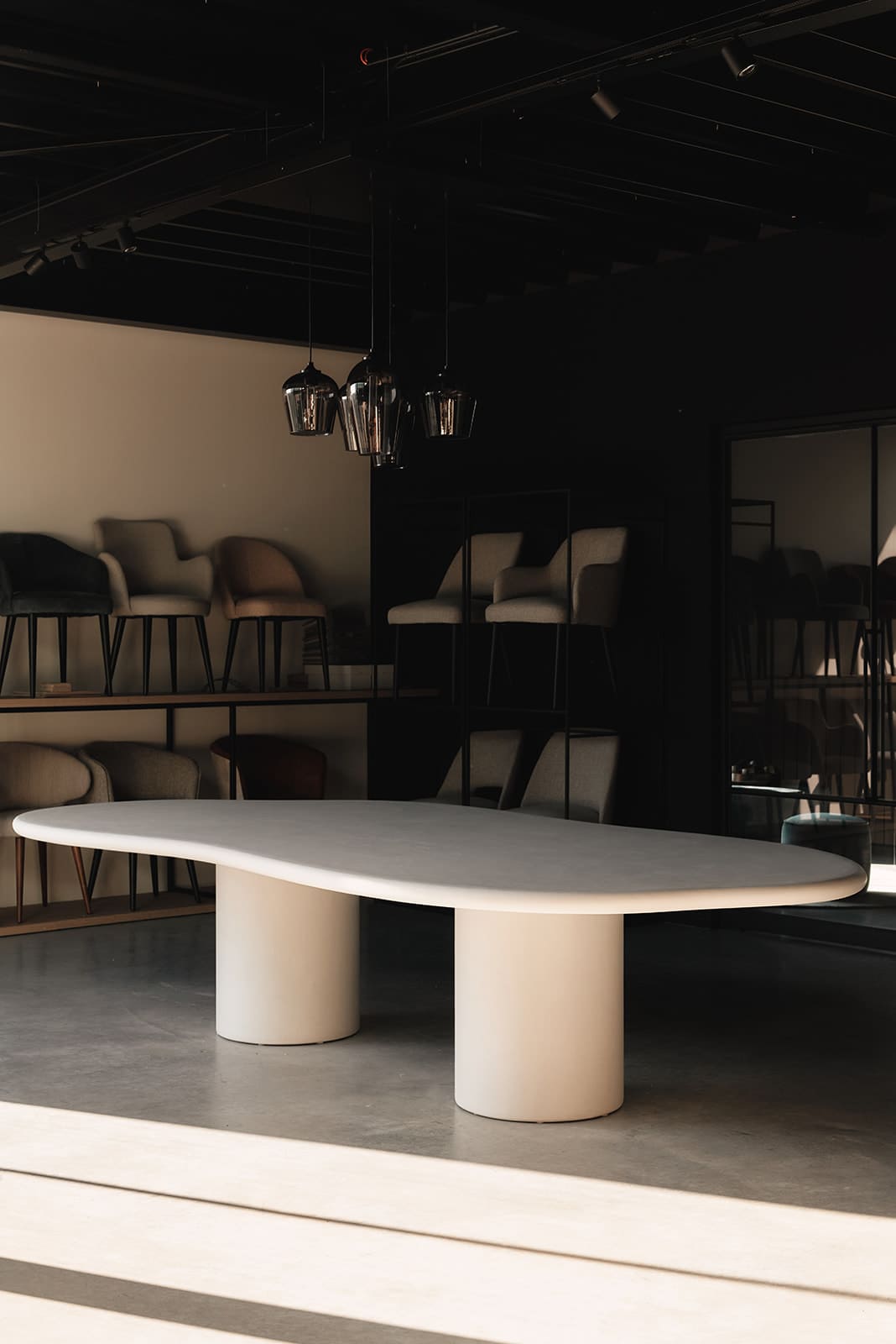 Eettafel in mortex met verschillende stoelkeuzes in de achtergrond