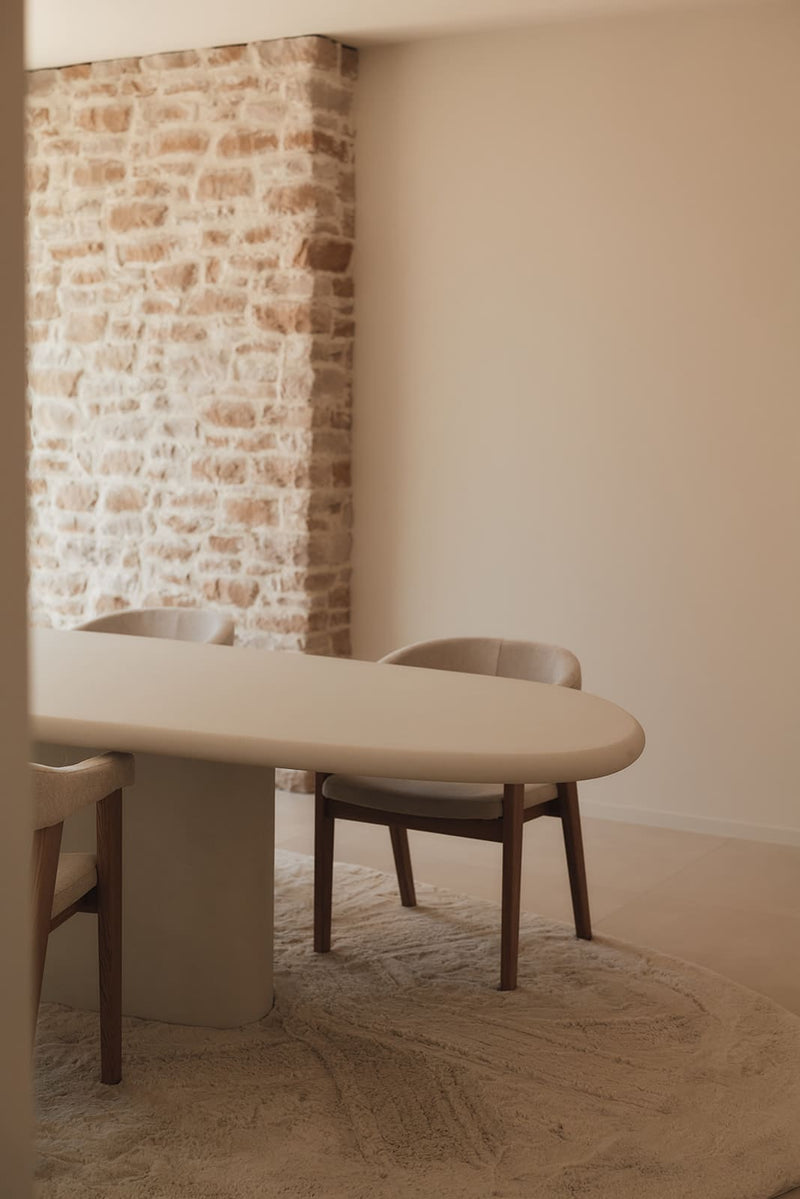 Mortex eettafel tegen een bakstenen muur