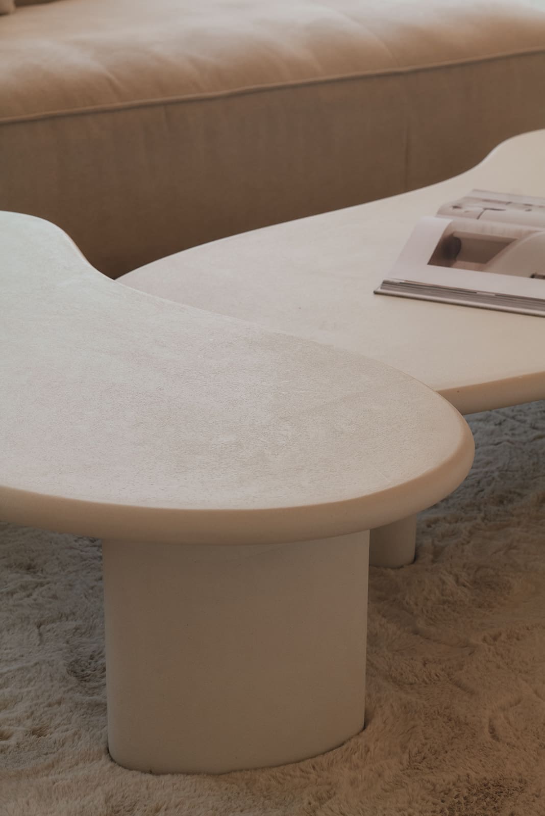 Twee salontafel in halve maan vorm met decoratieboek