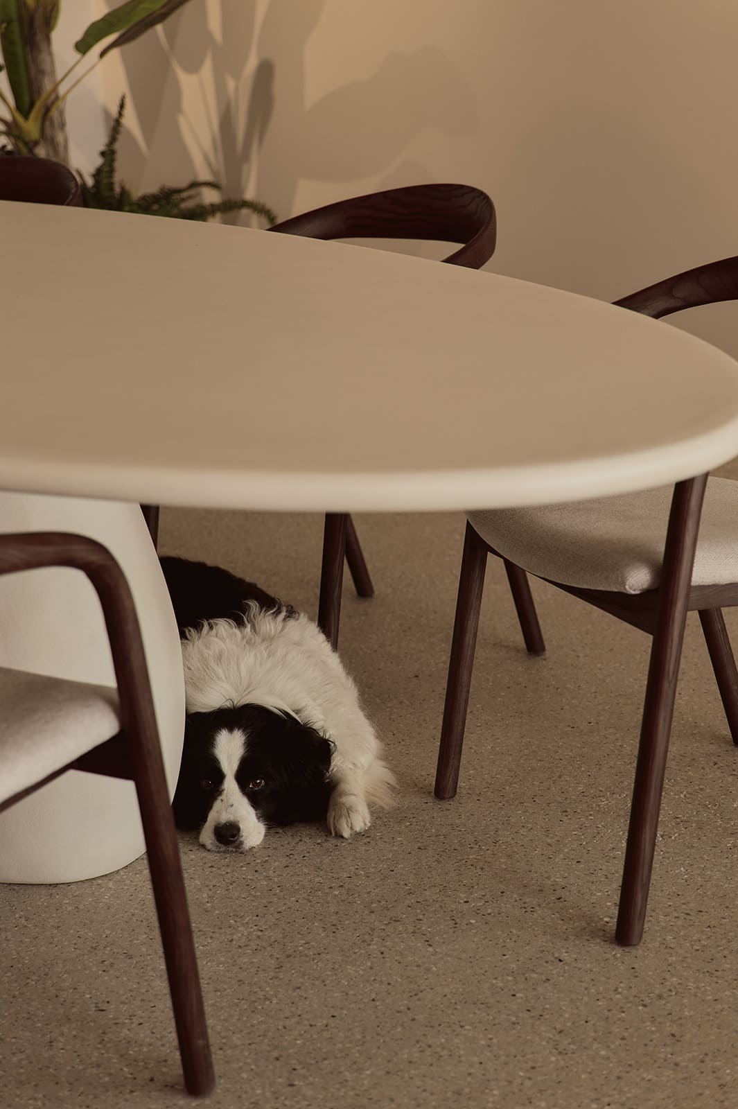 De ronding van een créme mortex tafel 