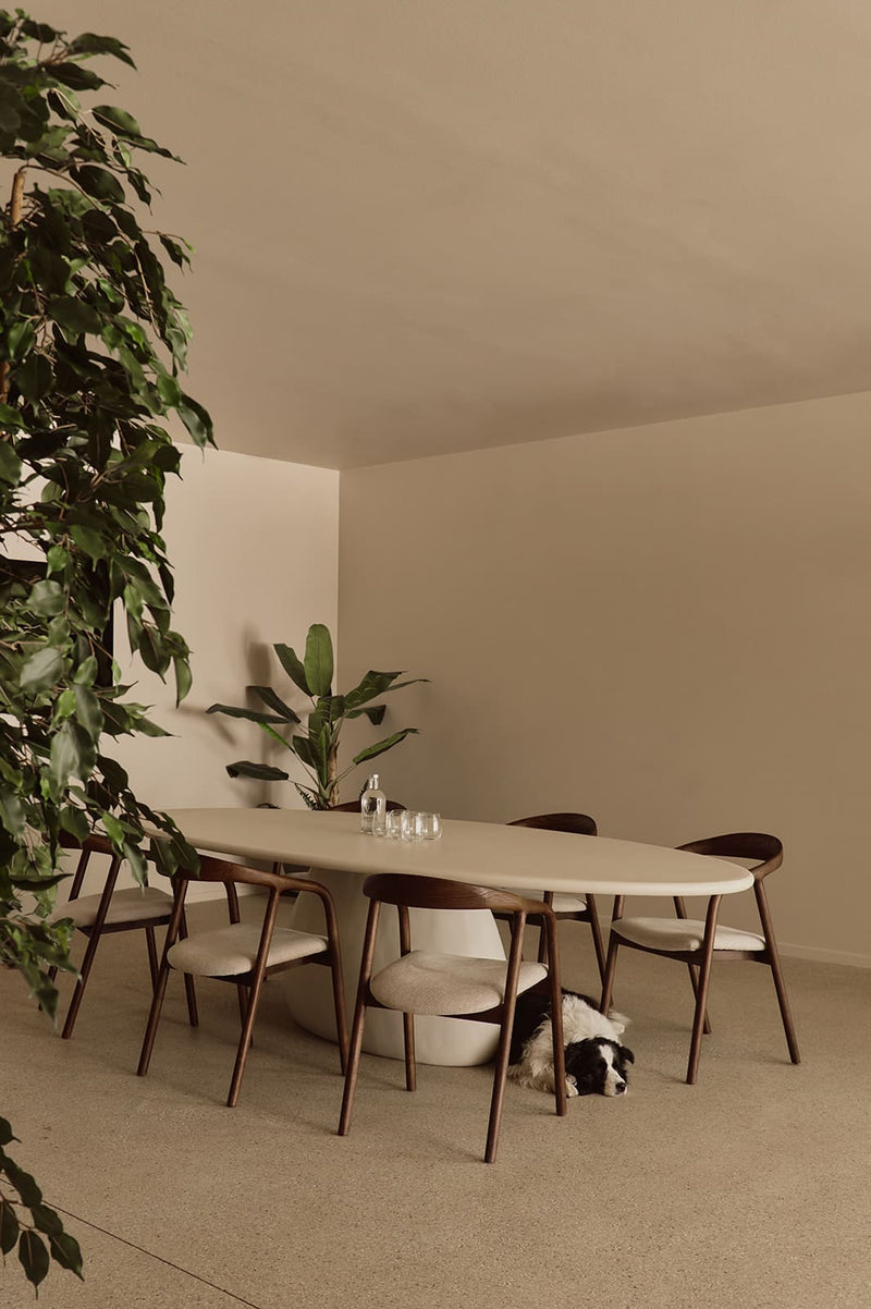 Ovale tafel in een lichte woonruimte