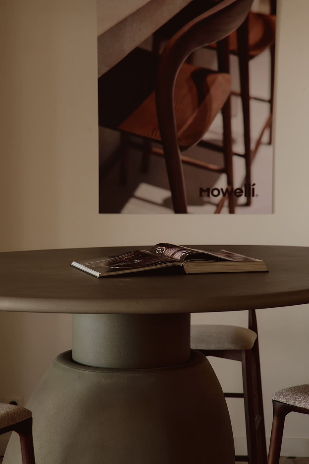 Mortex tafel met bolvormige poot waarbij decoratie boek op tafel ligt
