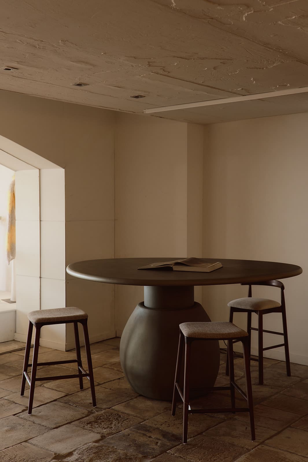 Mortex tafel die op hoogte is ingesteld met een bolvormige poot