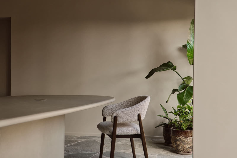 Tafel in kalkwit met groene planten