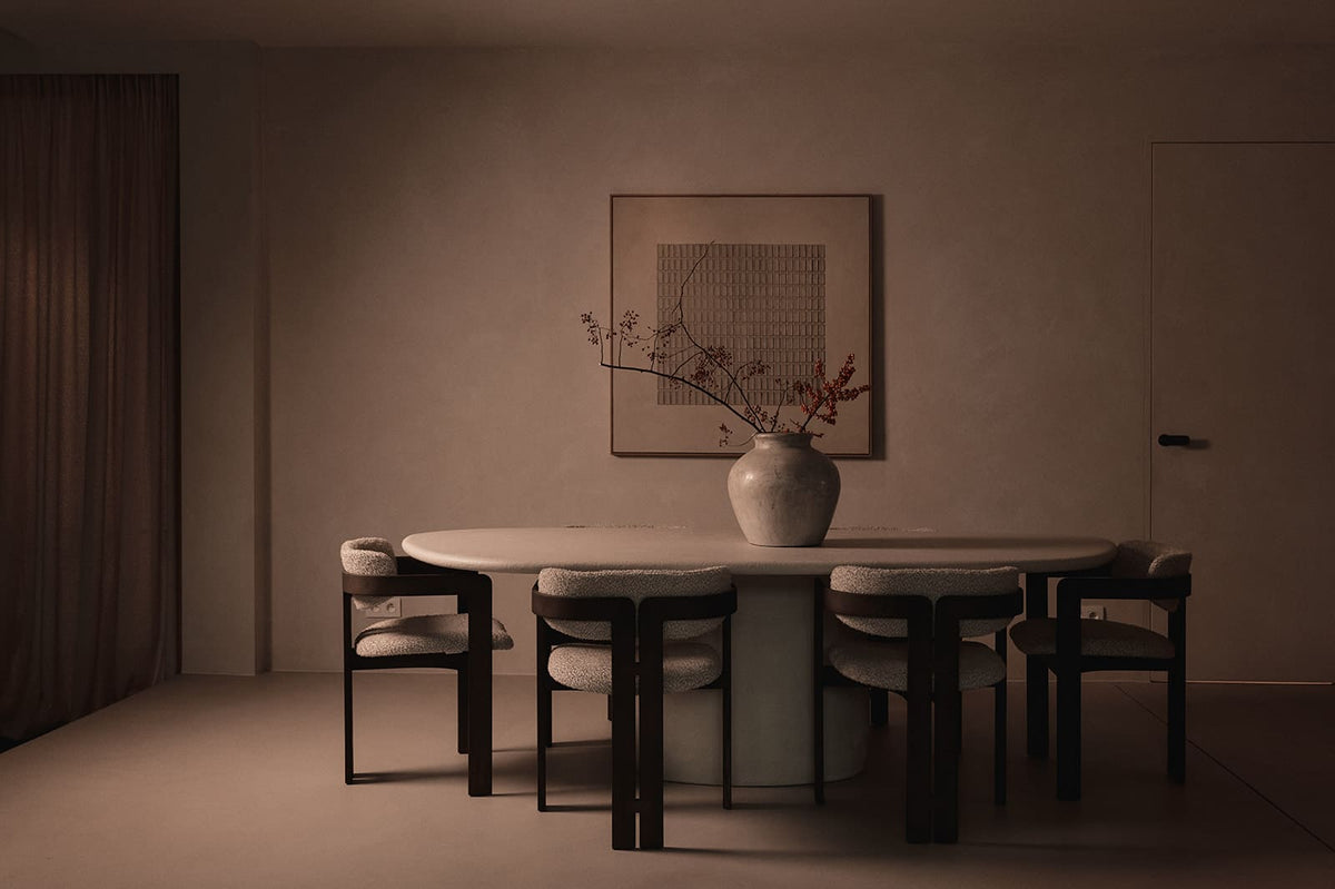 mortex tafel in grijs getint interieur met schilderij en bloempot in het shot
