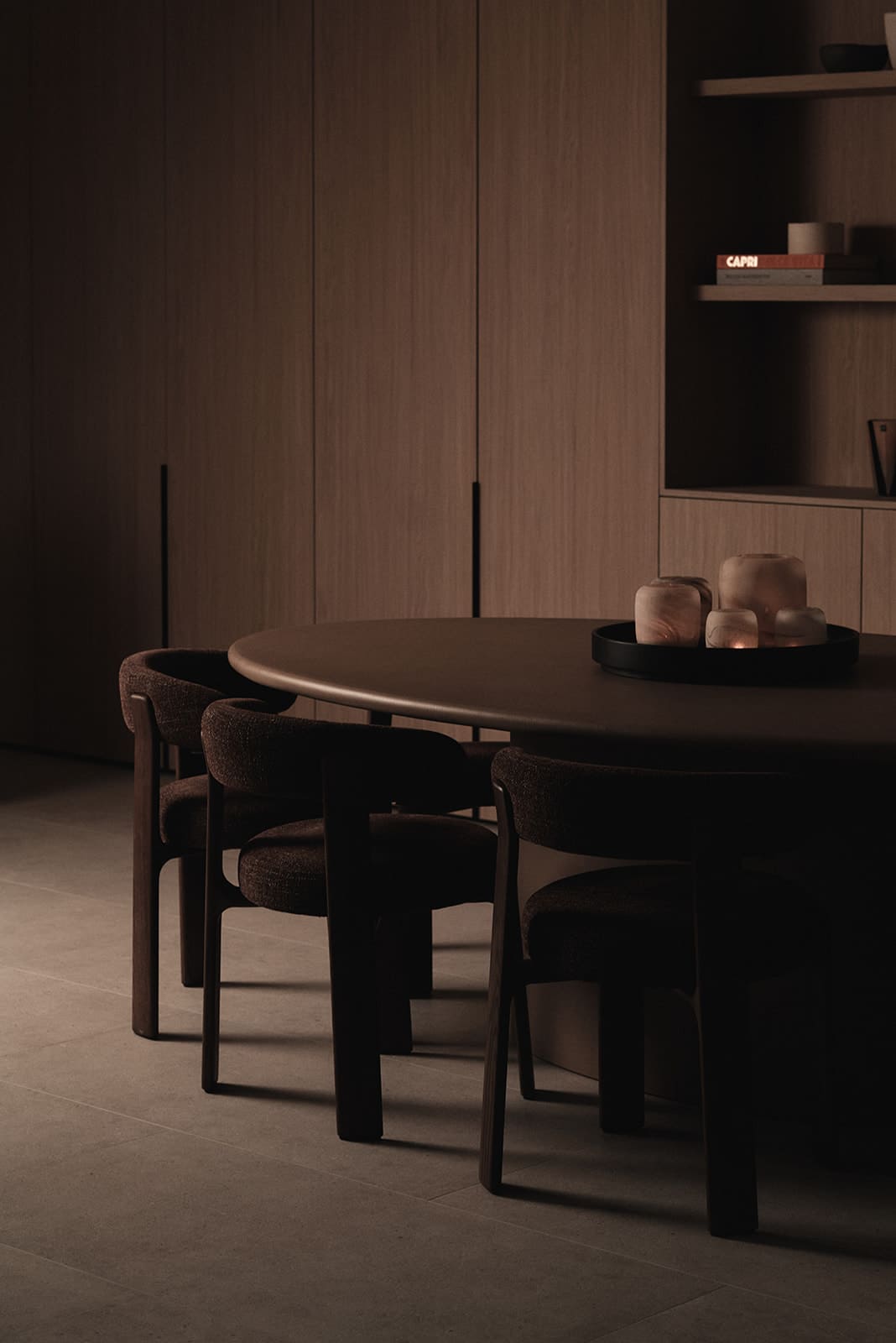 Bruin getinte tafel met houten kasten op achtergrond an japandi stoelen