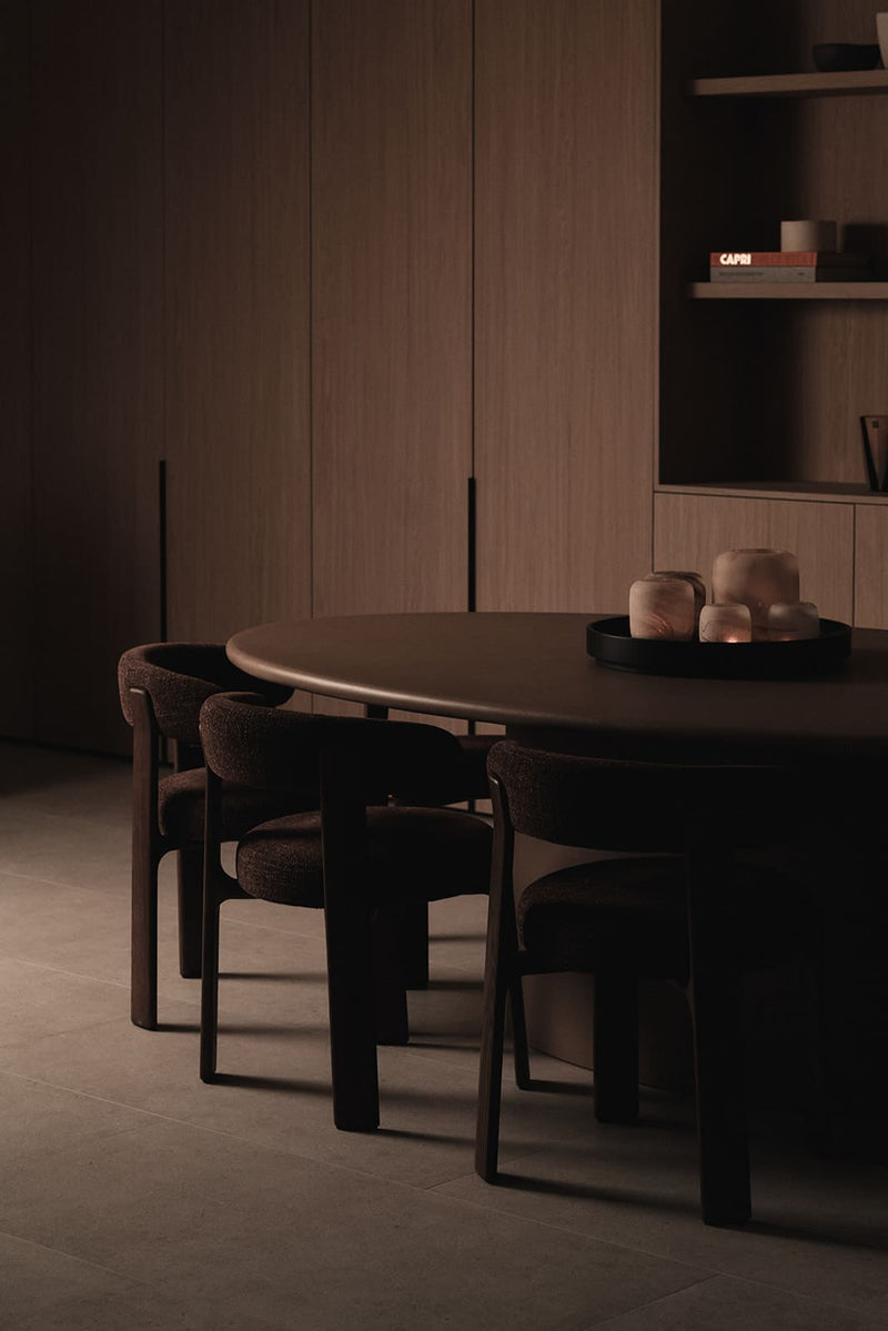 Donkere ronde tafel met bijpassende stoelen