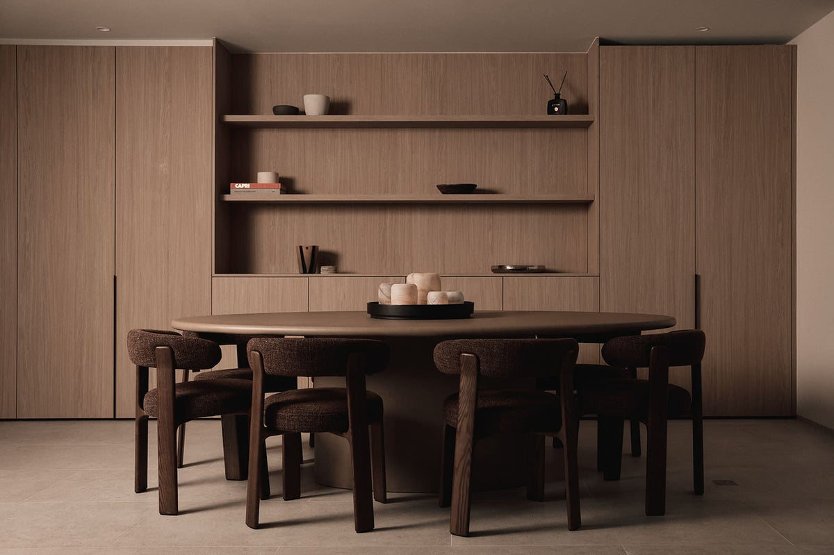 Een mortex tafel in een minimalistisch interieur