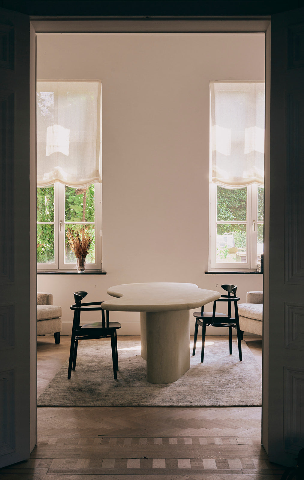 Medium shot van bureautafel in mortex