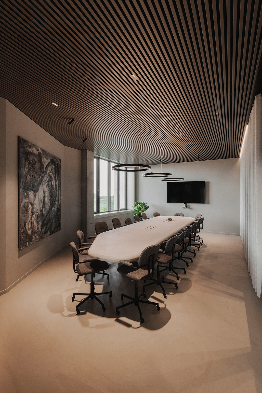 Side shot van mortex vergader tafel