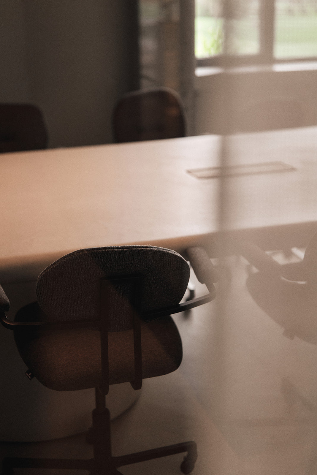Close-up van stoelen aan vergadertafel in mortex