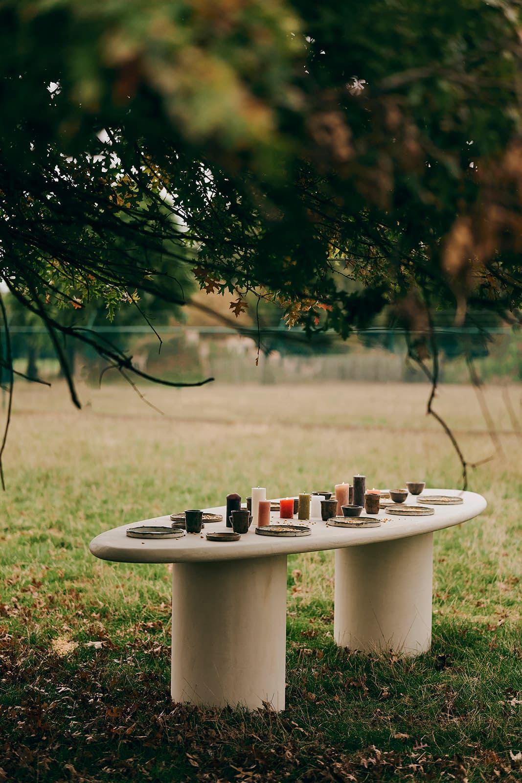 Een mortex tafel met herfstdecoratie geplaatst in de natuur